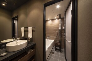 Haartrockner, Hausschuhe, Toilette mit elektrischem Bidet, Handtücher