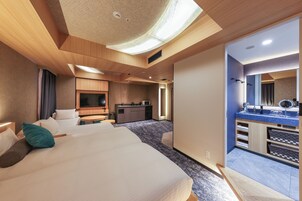 Deluxe-Vierbettzimmer, Nichtraucher (with 2 Extra Beds) | Daunenbettdecken, Zimmersafe, Schreibtisch