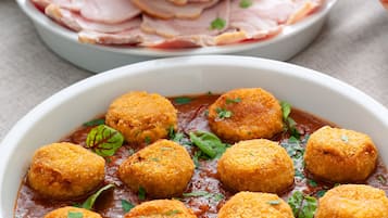 Daily buffet breakfast (JPY 2420 per person)