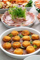 Daily buffet breakfast (JPY 2420 per person)