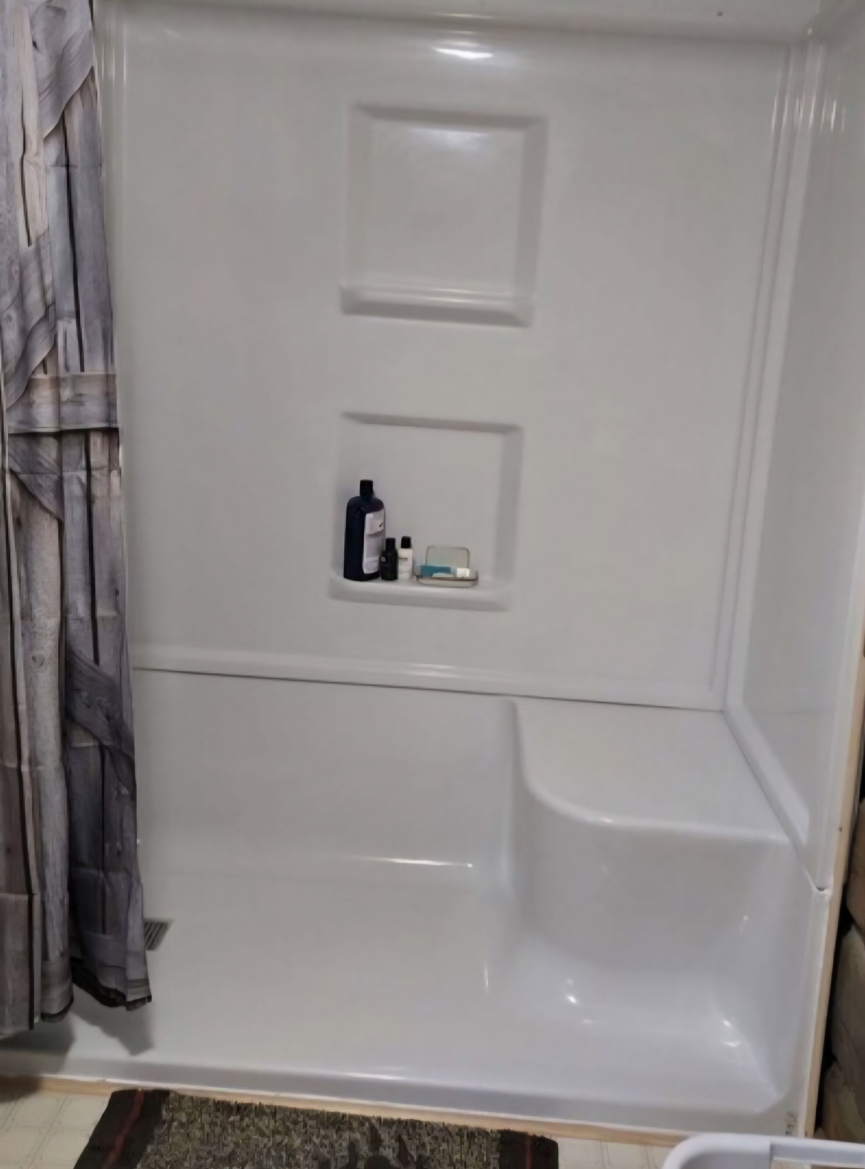 Badewanne, Haartrockner, Handtücher, Seife