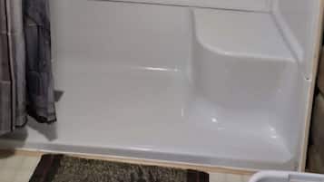 Kylpyamme, hiustenkuivaaja, pyyhkeet, saippua