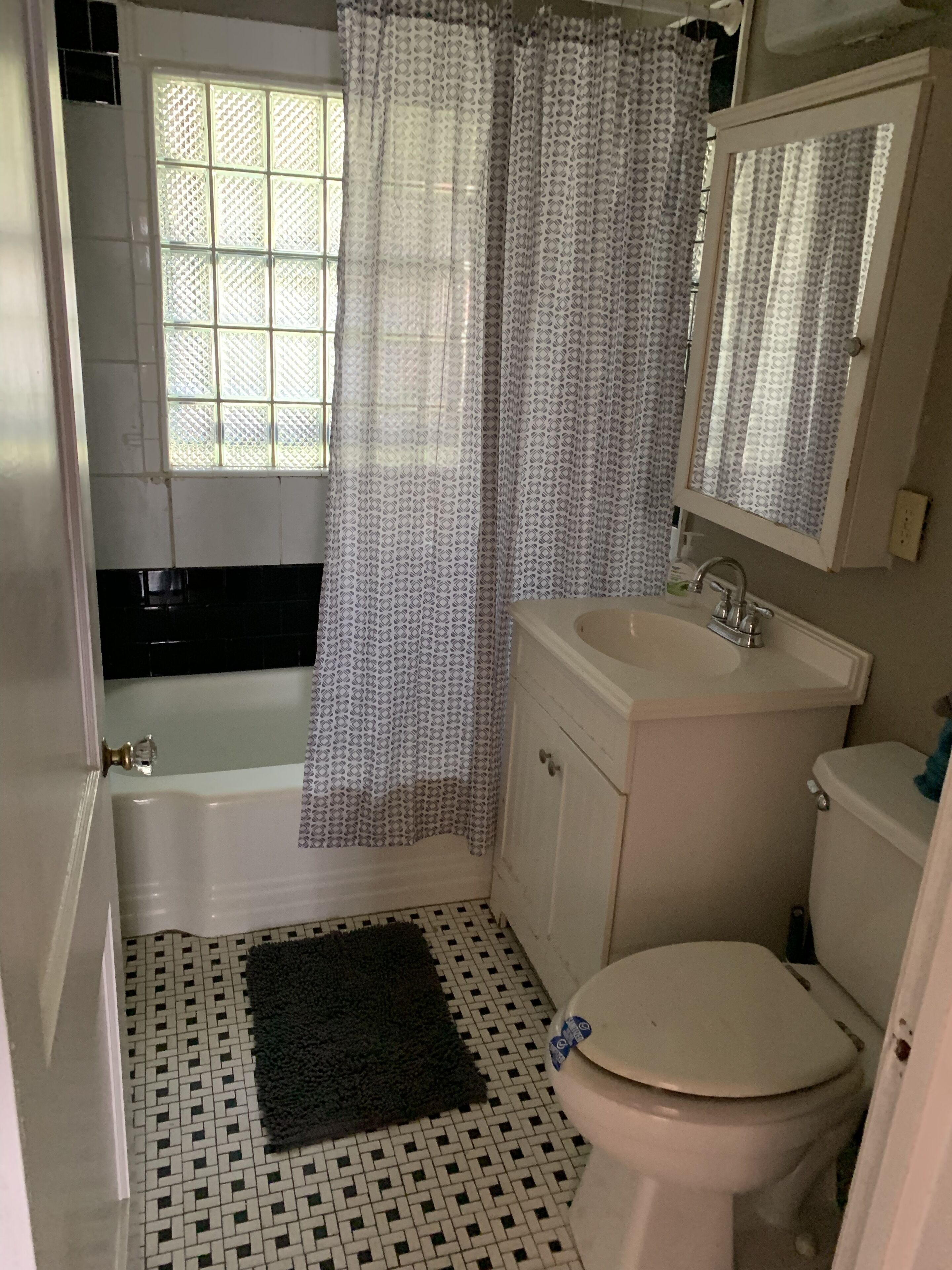 Duschwanne, Haartrockner, Handtücher, Seife