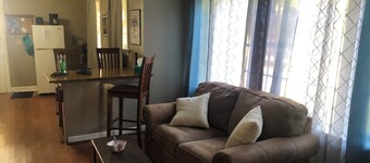 Cozy cottage in the park -yet close to the  action