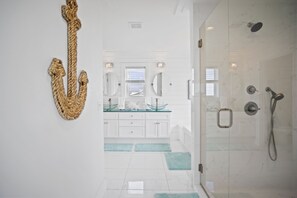 Combined shower/bathtub, hair dryer, towels, soap - Beautiful 5 BR 4.5 bath home with gulf views! Boat slip available. (Mexico Beach)