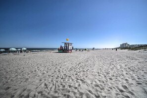 Una spiaggia nelle vicinanze, lettini da mare, teli da spiaggia