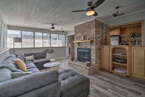 Smart TV, caminetto, videogiochi, tavolo da ping pong