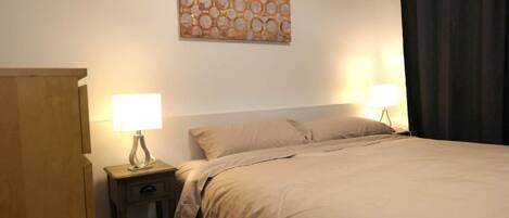 1 slaapkamer, een strijkplank/strijkijzer, gratis wifi, beddengoed