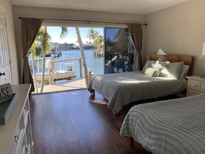 4 habitaciones, tabla de planchar con plancha y cuna de viaje