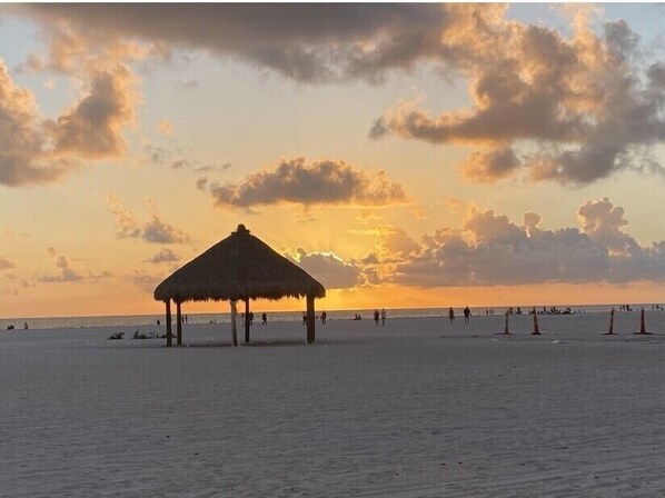Playa en los alrededores, camastros y toallas de playa