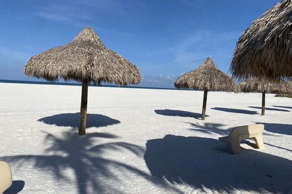 Una spiaggia nelle vicinanze, lettini da mare, teli da spiaggia