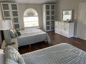 4 slaapkamers, een strijkplank/strijkijzer, gratis wifi, beddengoed