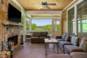 TV connectée, cheminée, jeux vidéo, table de tennis de table