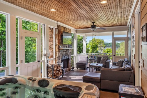 Sleeps 18, Super Spacious, New Patio, Hot Tub, Best Location on the Lake