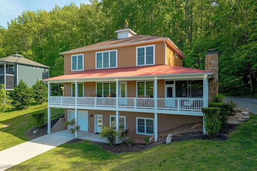 Sleeps 18, Super Spacious, New Patio, Hot Tub, Best Location on the Lake