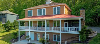 Sleeps 18, Super Spacious, New Patio, Hot Tub, Best Location on the Lake