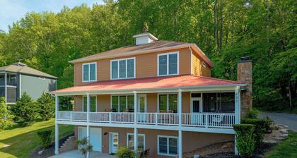Sleeps 18, Super Spacious, New Patio, Hot Tub, Best Location on the Lake