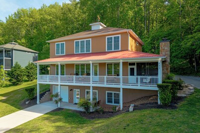 Sleeps 18, Super Spacious, New Patio, Hot Tub, Best Location on the Lake