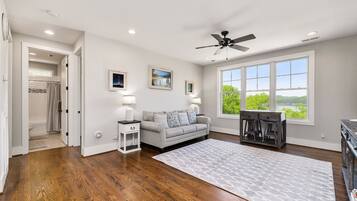 Een smart-tv, een open haard, videogames en een tafeltennistafel