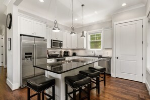 雪櫃、微波爐、焗爐、爐具