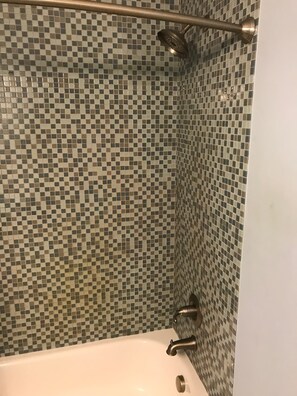 Duschwanne, Haartrockner, Handtücher, Toilettenpapier