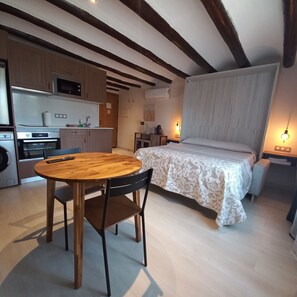 Dining - Ideal studio for two people. Close to Mollerussa and Lleida. (Vila-sana)