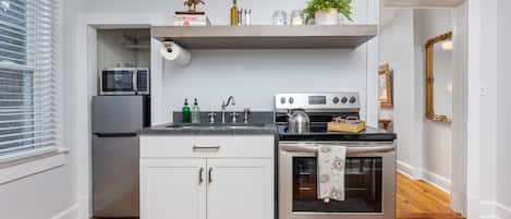 Refrigerador, microondas, horno y parrilla de estufa
