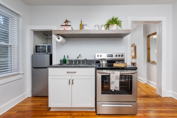 Een koelkast, een microgolfoven, een oven, een kookplaat