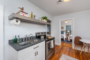 Jääkaappi, mikroaaltouuni, uuni, liesi