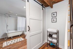 Baignoire, sèche-cheveux, serviettes fournies, savon