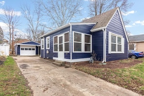 Exterior - Broad Ripple Bungalo ! 1 Block from Monon and 3 Blocks to Broad Ripple Ave (Indianapolis)