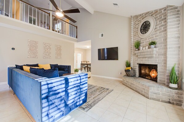 Smart TV, fireplace - Quiet Spring Spring Retreat, office, fast WiFi, 10 mins to International Airport (Spring)