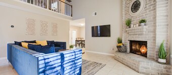 Quiet Spring Spring Retreat, office, fast WiFi, 10 mins to International Airport