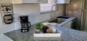 Fridge, microwave, oven, stovetop - Quiet Spring Spring Retreat, office, fast WiFi, 10 mins to International Airport (Spring)