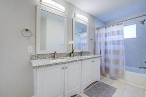 Ducha y bañera combinadas, secador de pelo, toallas y jabón