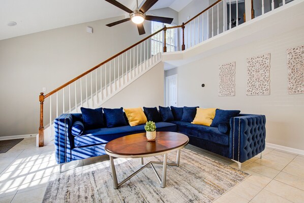 Una Smart TV, una chimenea