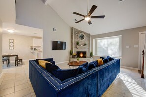 Smart TV, fireplace - Quiet Spring Spring Retreat, office, fast WiFi, 10 mins to International Airport (Spring)