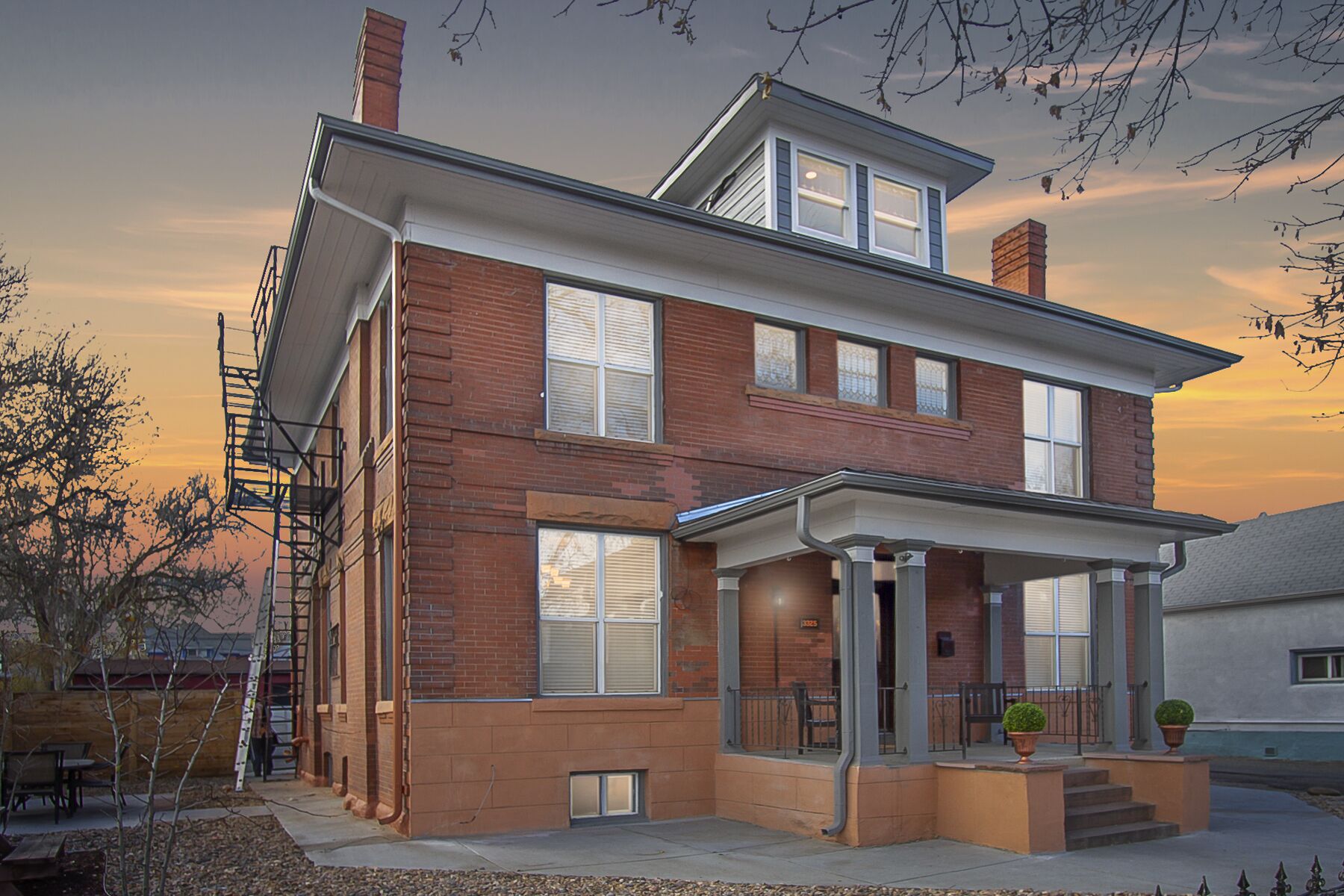Historic Coors Mansion: Urban Oasis, Spacious Patio, BBQ Grill, Gourmet Kitchen