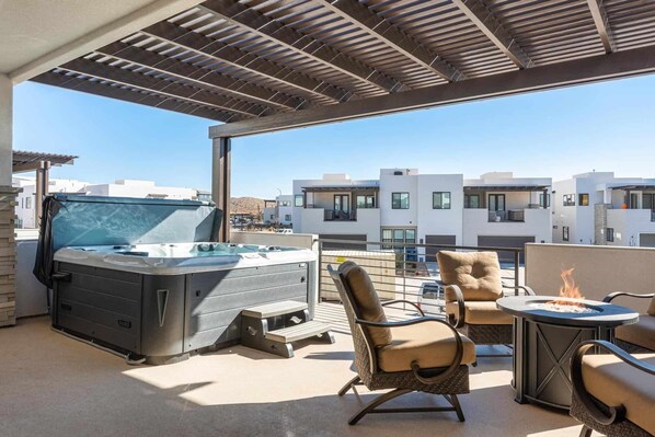 Townhome, 5 Bedrooms | Outdoor spa tub