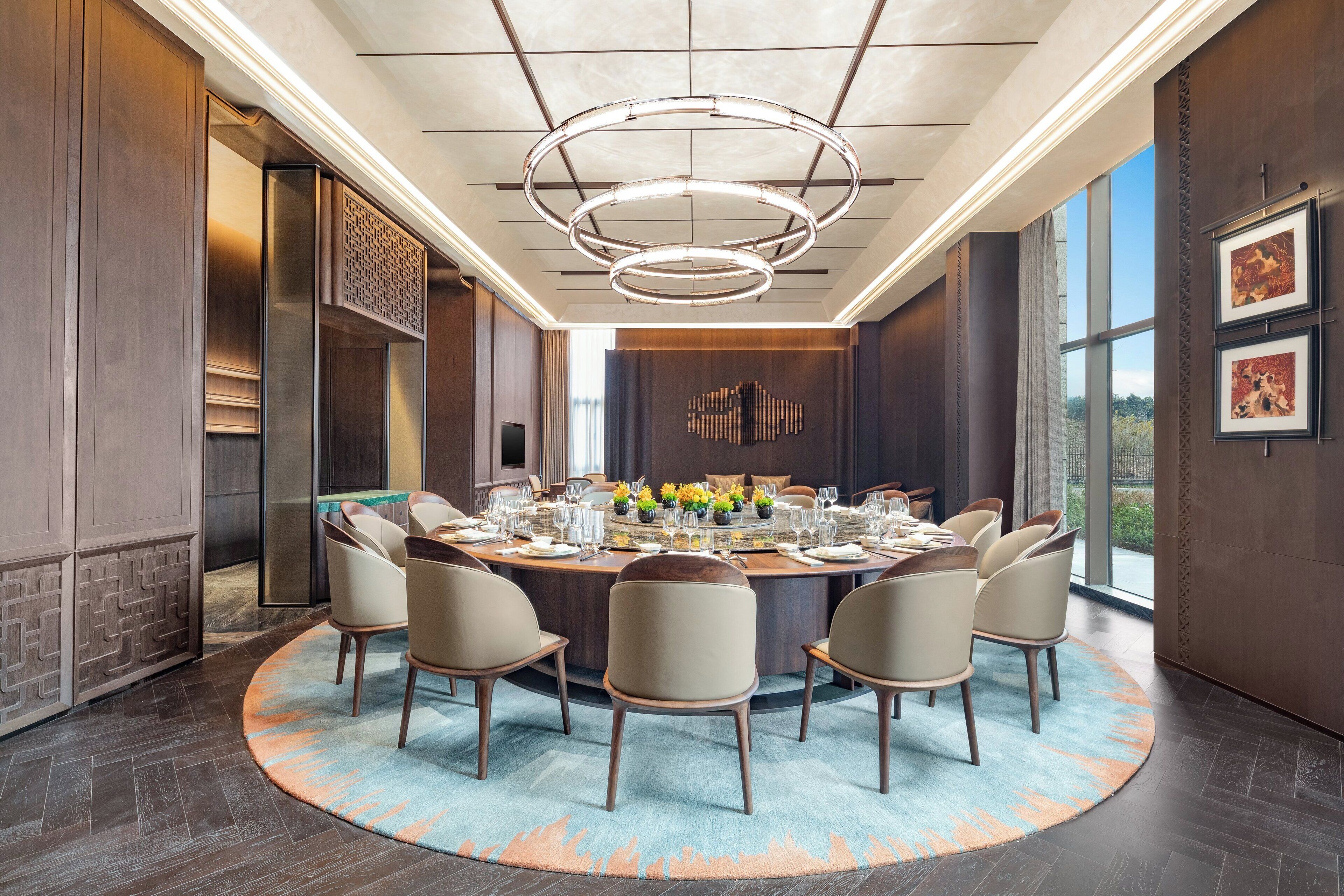 3 من المطاعم، حيث تُقدم وجبات الغداء، العشاء، الأطباق الصينية