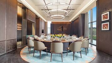 3 restaurants, lunch, dinner served; Chinese cuisine