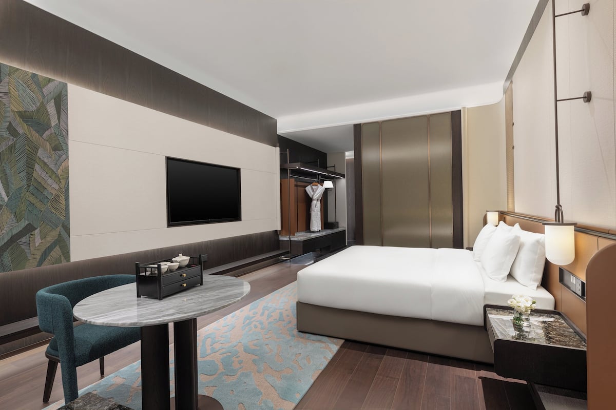 Executive Room, 1 King Bed, Club Lounge Access | Premium bedding, down comforters, memory foam beds, free minibar items