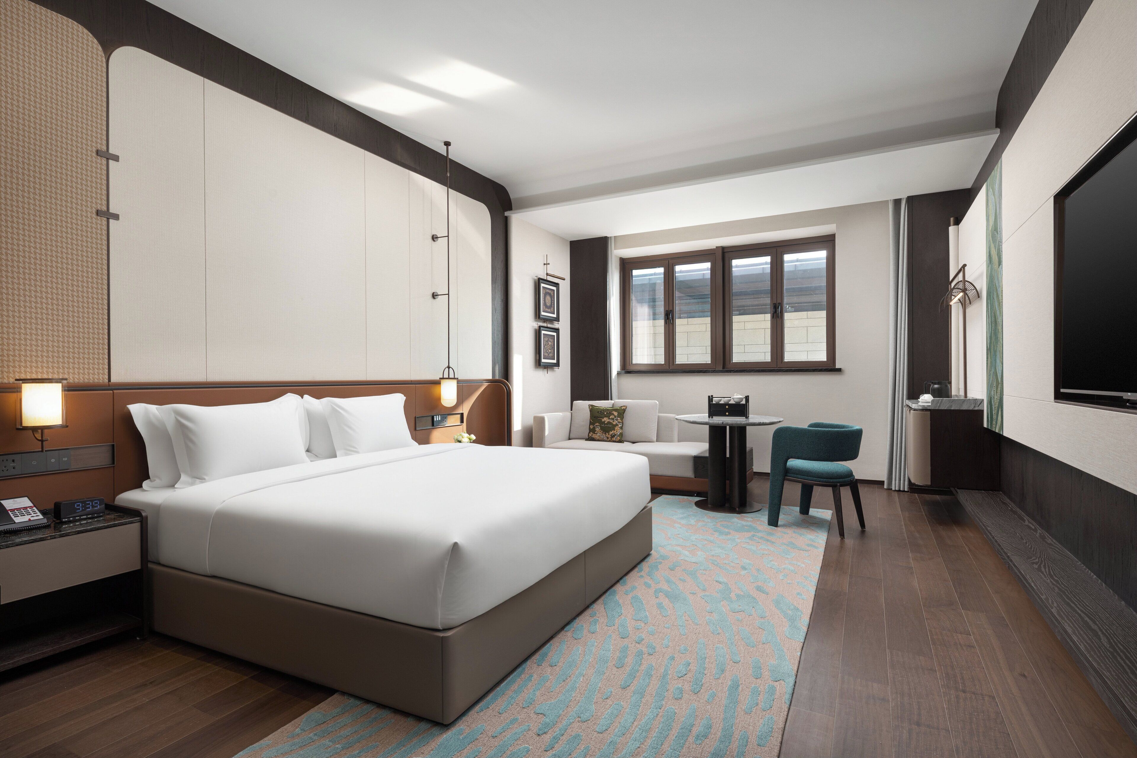 Executive Room, 1 King Bed, Club Lounge Access | Premium bedding, down comforters, memory foam beds, free minibar items