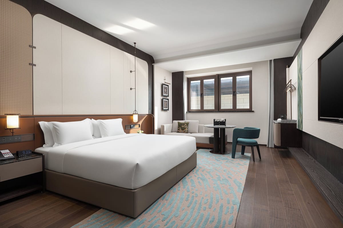 Executive Room, 1 King Bed, Club Lounge Access | Premium bedding, down comforters, memory foam beds, free minibar items