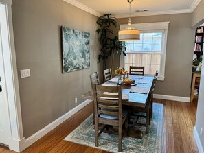 Dining - Beautiful redone home in the hills north of Pasadena near hiking and wildlife... (Altadena)