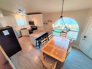 Dining - Amazing 3 Bedrooms / 2 Bathrooms home with PRIVATE HOT TUB!!! (West Jordan)