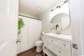 Combined shower/bathtub, hair dryer, towels, soap - Amazing 3 Bedrooms / 2 Bathrooms home with PRIVATE HOT TUB!!! (West Jordan)