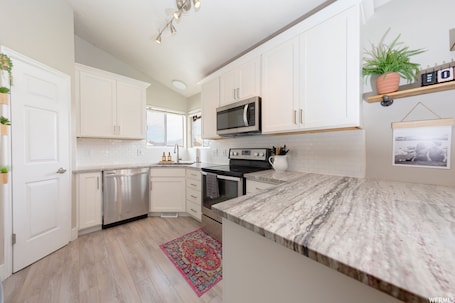 Fridge, microwave, oven, stovetop. Amazing 3 Bedrooms / 2 Bathrooms home with PRIVATE HOT TUB!!!
