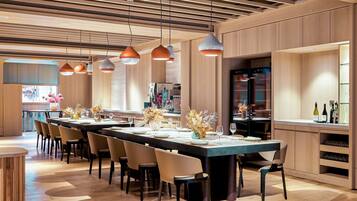 Breakfast, lunch, dinner served; Mediterranean cuisine