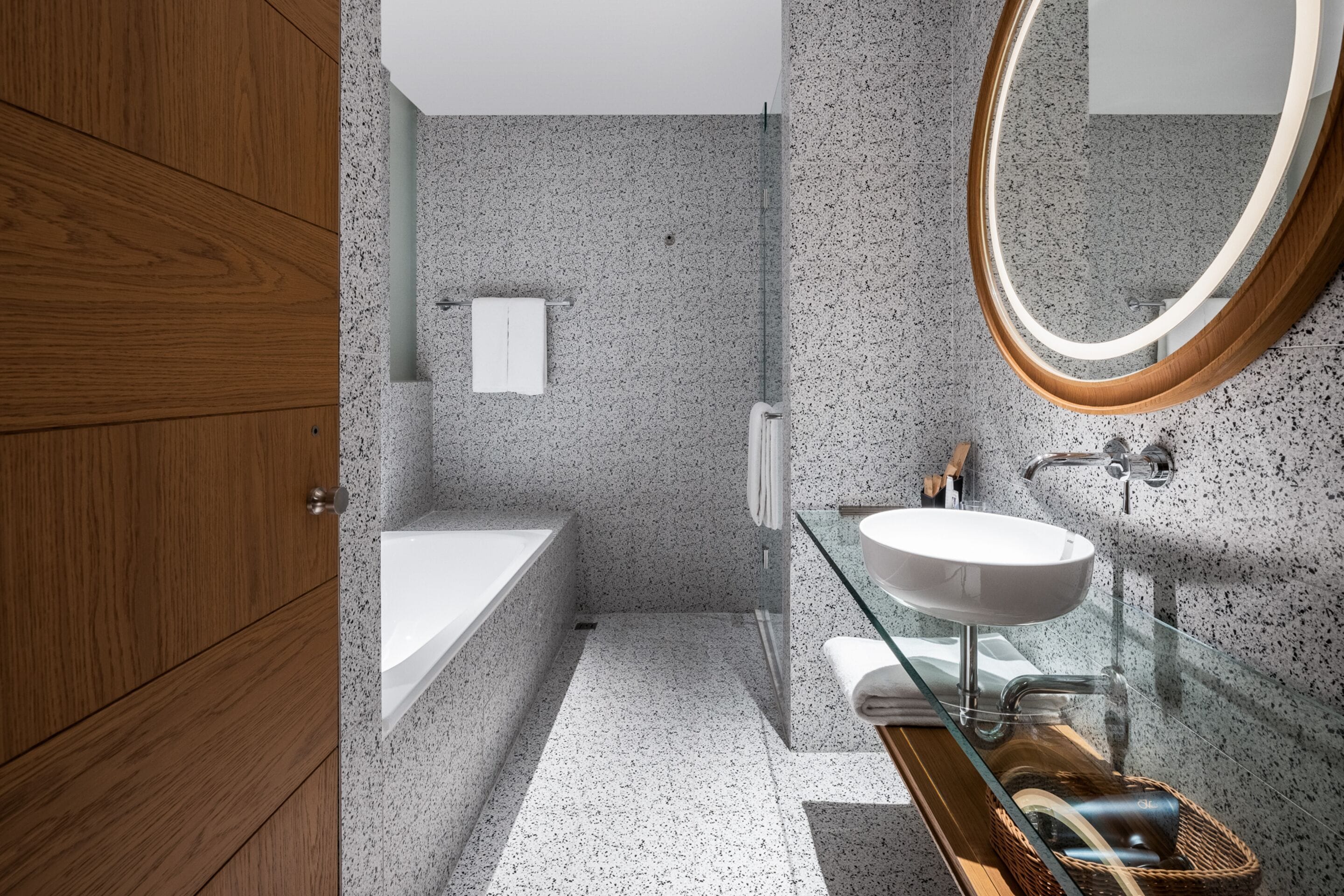 separate bathtub and shower, eco-friendly toiletries, hair dryer
